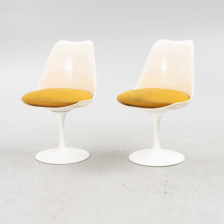 Eero Saarinen, a "Tulip" dining table with four chairs, 1970's.