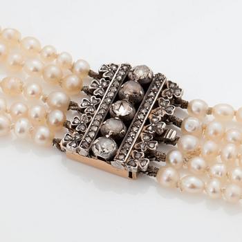 A FIVE-STRAND PEARL NECKLACE.