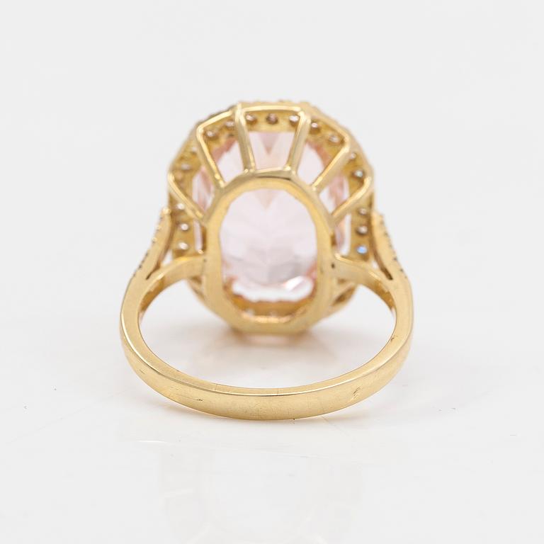 A 14K gold ring with an oval morganite and diamonds approx. 0.40 ct in total.
