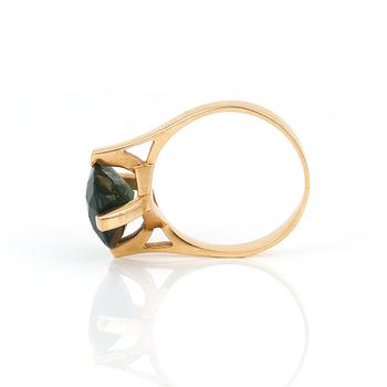 RING, 18K guld med ovalslipad syntetisk grön spinell, ca 6,27 ct. Total vikt ca 6,24 g.