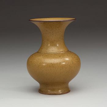 A teadust green glazed vase, Qing dynasy (1644-1912).