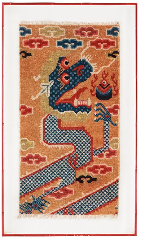 PILLAR RUG, FRAGMENT. Framed. Semi-antique China. 123 x 66 cm (with the frame 151 x 87,5 cm).