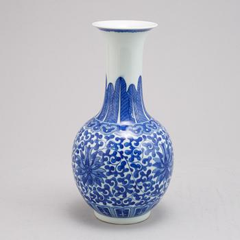 A Chinese blue and white porcelain vase, 20th century.