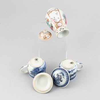 A pair of blue and white custard cups and a teacaddy with cover, Qing dynasty, Qianlong (1736-95).