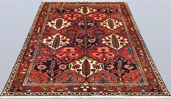A semi-antique Bakhtiari rug, approx. 206 x 148 cm.