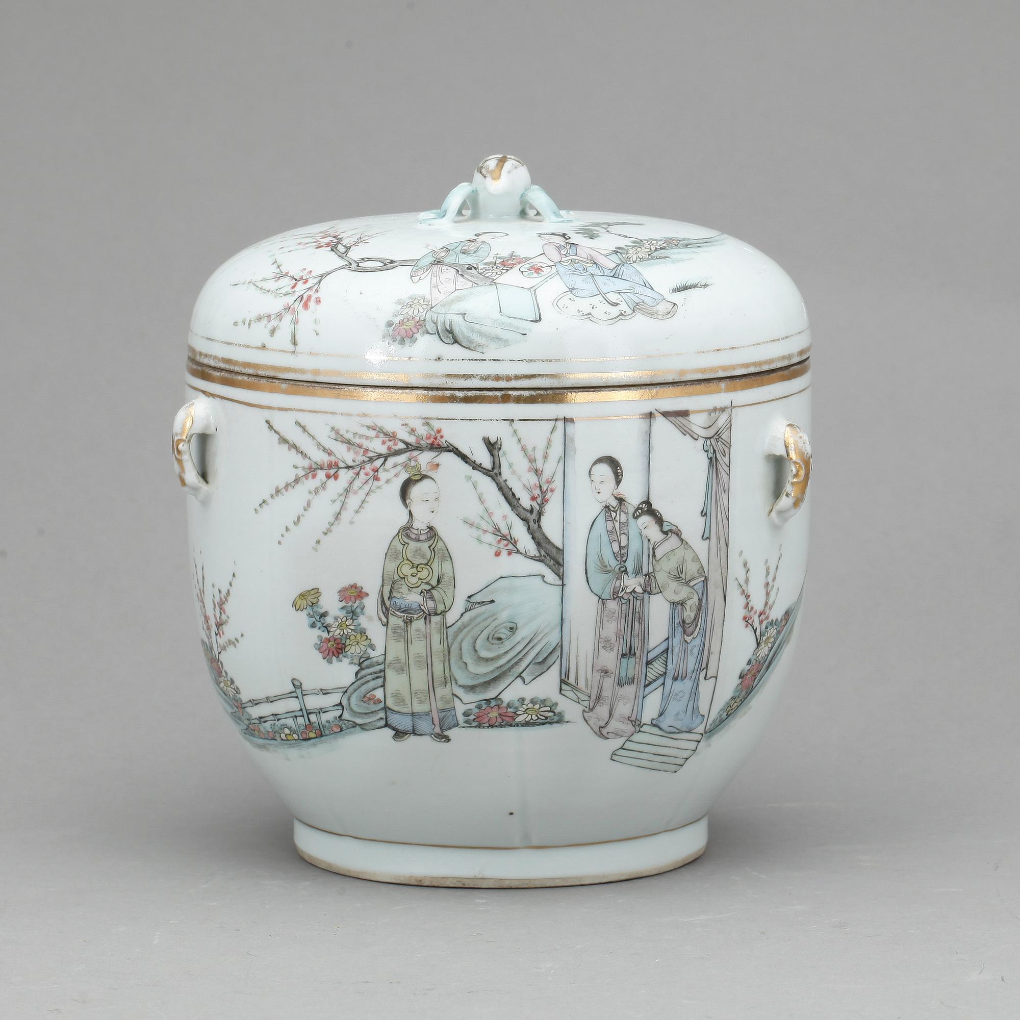 KÄRL MED LOCK, porslin, Kina, 1800/1900-tal.