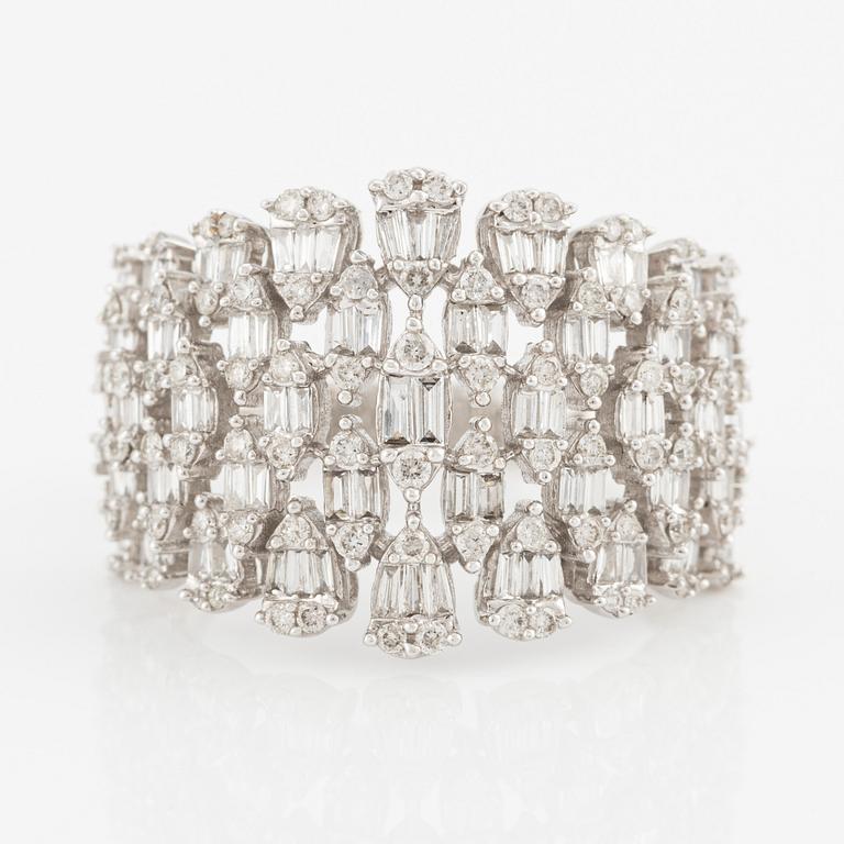 Ring, with baguette and brilliant-cut diamonds.