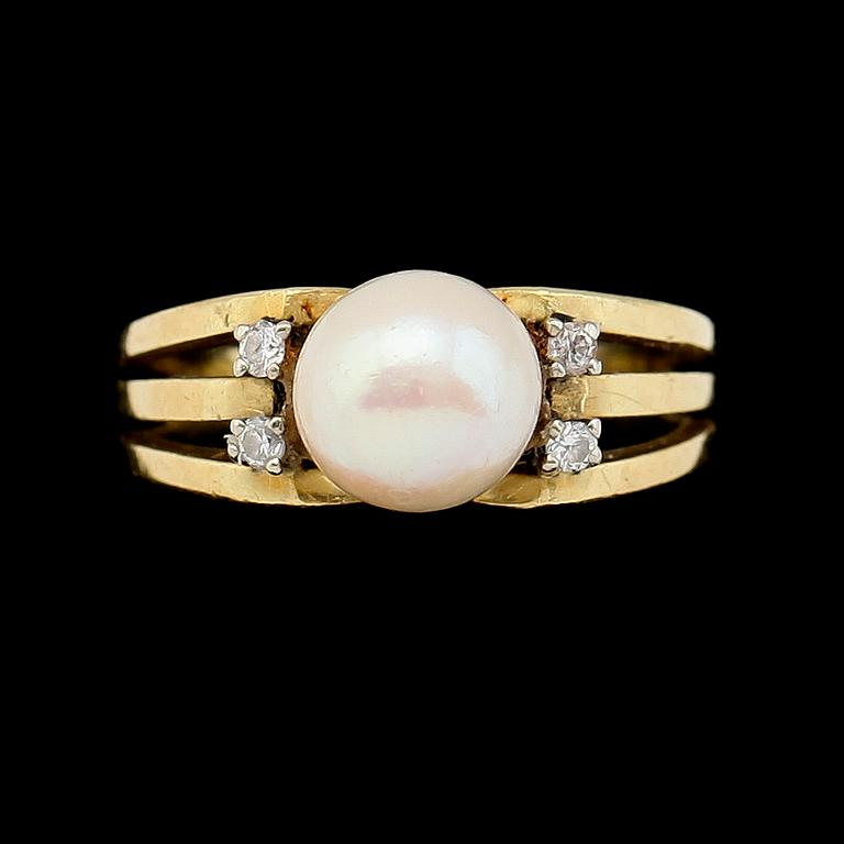 RING, 18K guld, odlad pärla och briljantslipade diamanter. Total vikt ca 5 g.