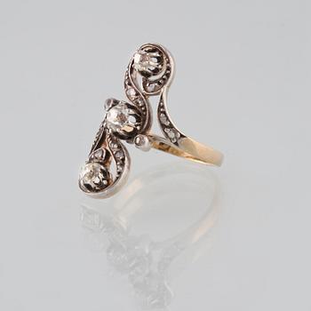 RING, 18K guld och silver med antik och gammalslipade diamanter. Vikt 6,1 gram.