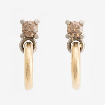 Earrings, Sandberg, 18K gold with brown brilliant-cut diamonds.