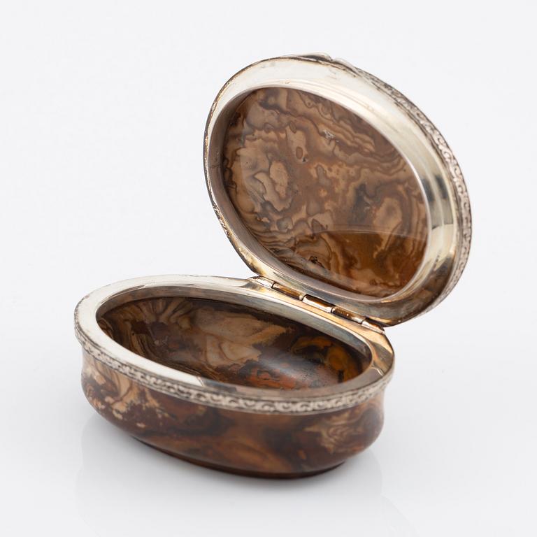 An agate and silver-mounted box, circa 1900.