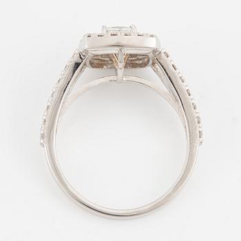 Ring, 18K white gold with a princess-cut diamond and brilliant-cut diamonds, accompanied by GIA dossier.