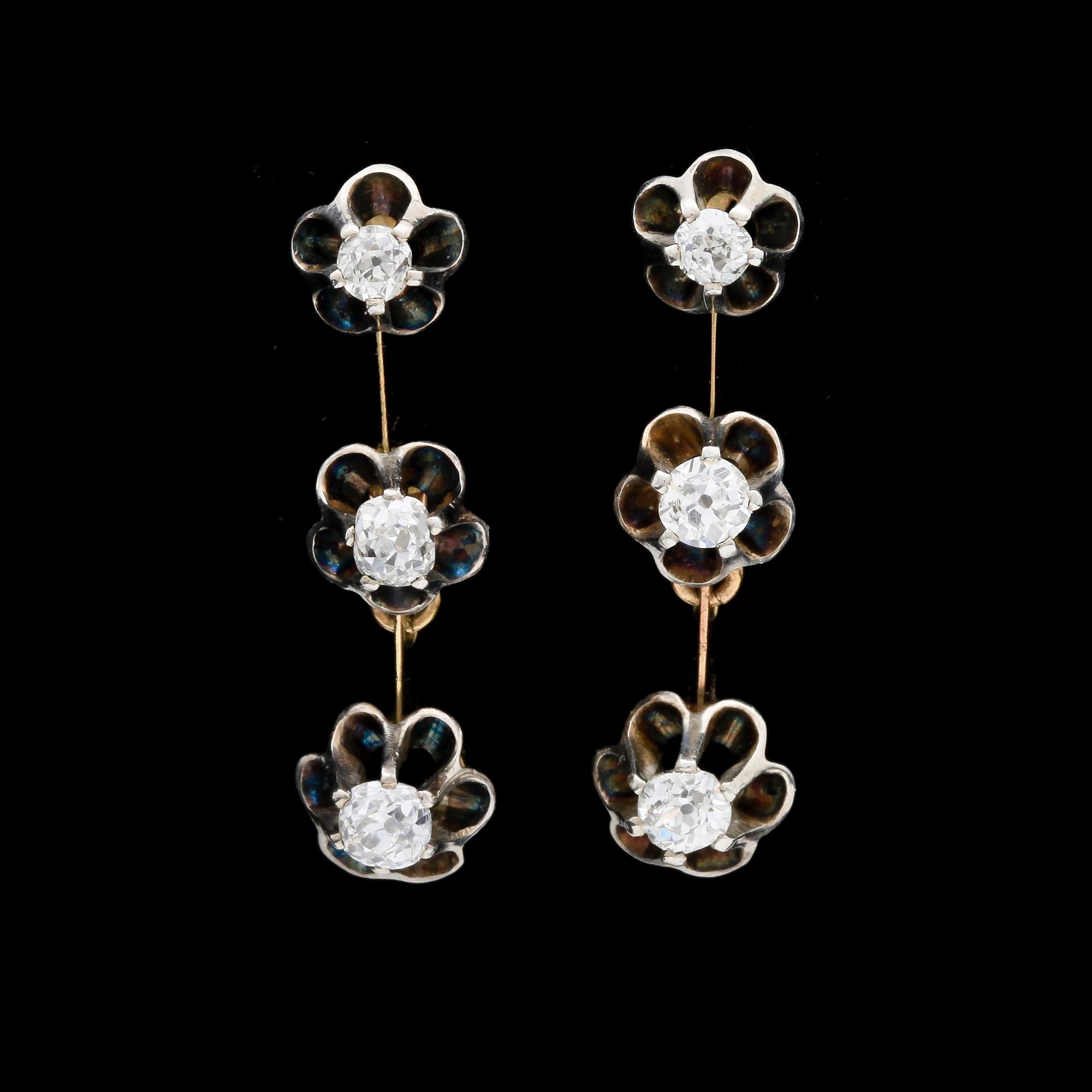 ÖRHÄNGEN, ett par, 14k tvåfärgat guld med gammalslipade diamanter 6 tot ca0,70ct. Vikt 4,3g.