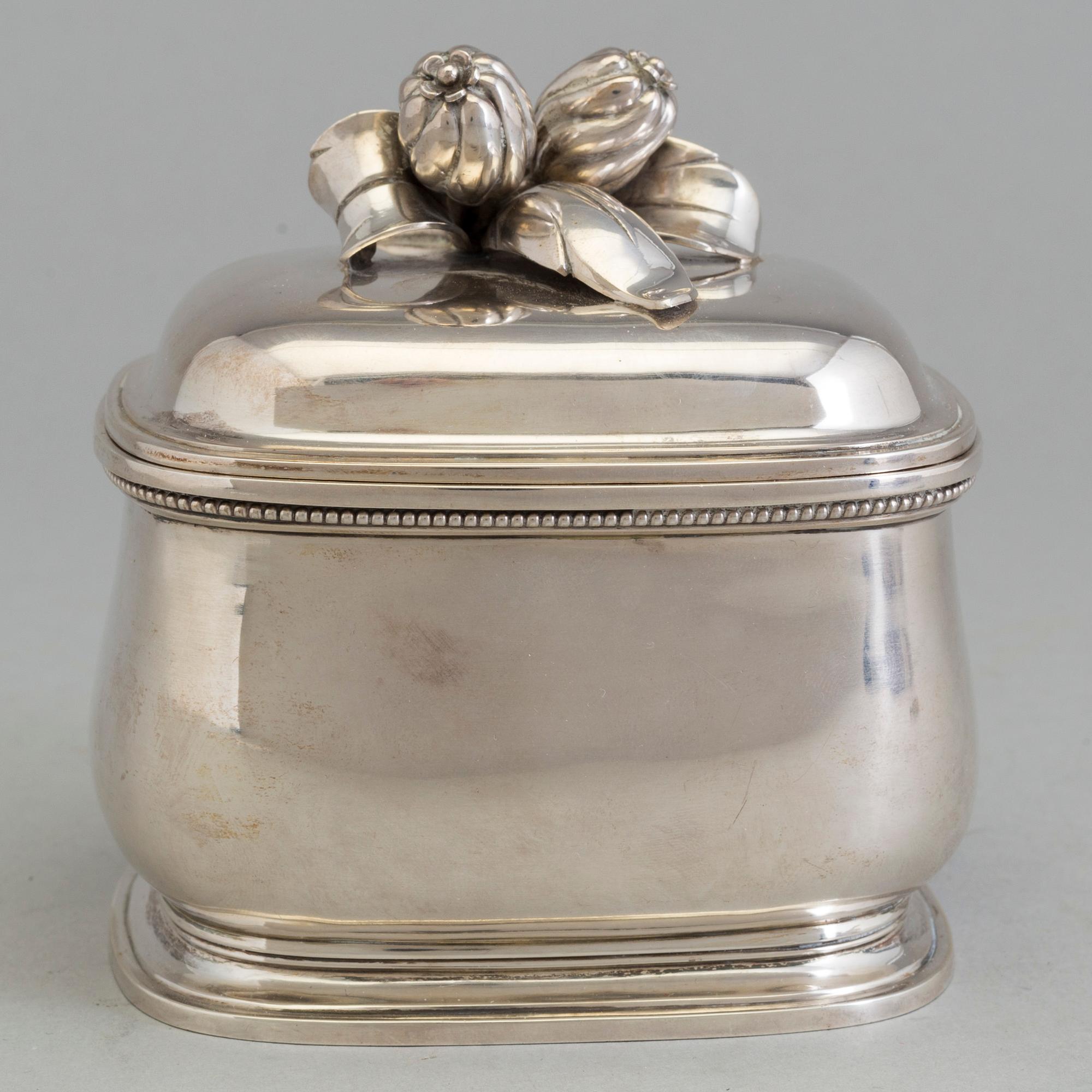 A sterlingsilver box and a sugar tong, Borgila, Stockholm 1952. Weight ca 425 grams.