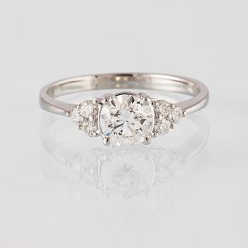RING, 18K vitguld med en briljantslipad diamant 0.71 ct samt små briljantslipade diamanter 0.18 ct. Vikt 2,3 gram.