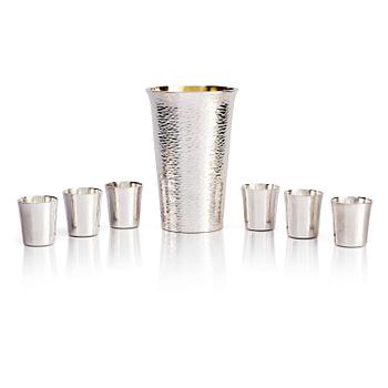 452. Atelier Borgila, vas samt 6 bägare, sterling silver, Stockholm 1963 och 1987.