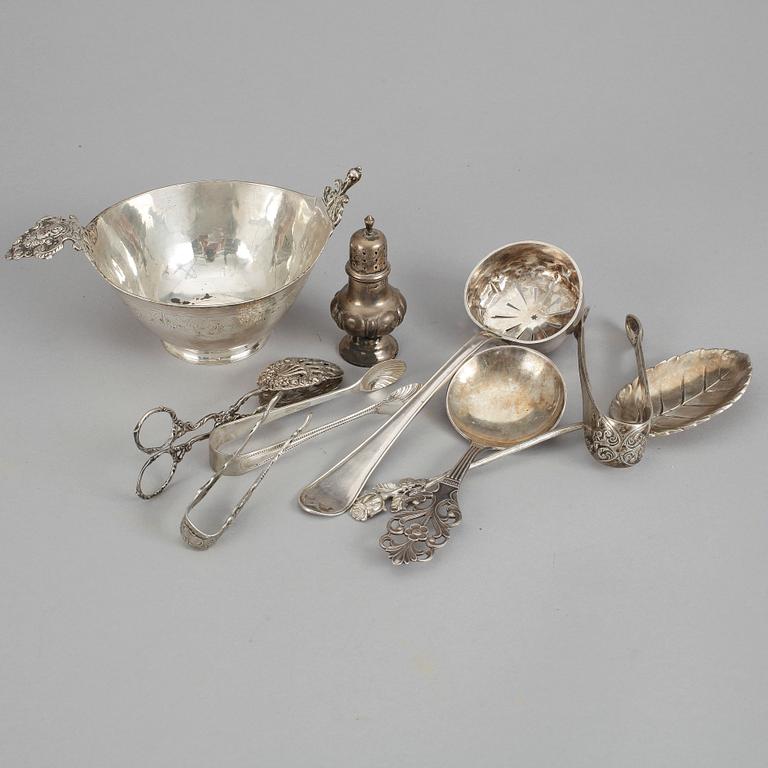 PARTI SILVER, 9 delar, bland annat en ströare, otydliga stämplar 1793. Totalvikt ca 393 gram.
