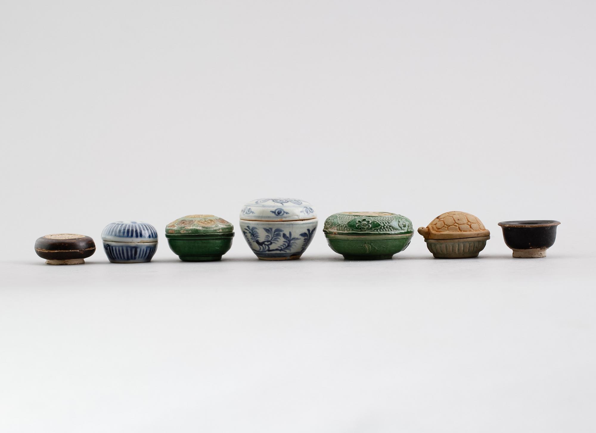 LOCKDOSOR, 6 st samt SKÅL, keramik, stengods, Kina, Ming 1300-/1600-tal.