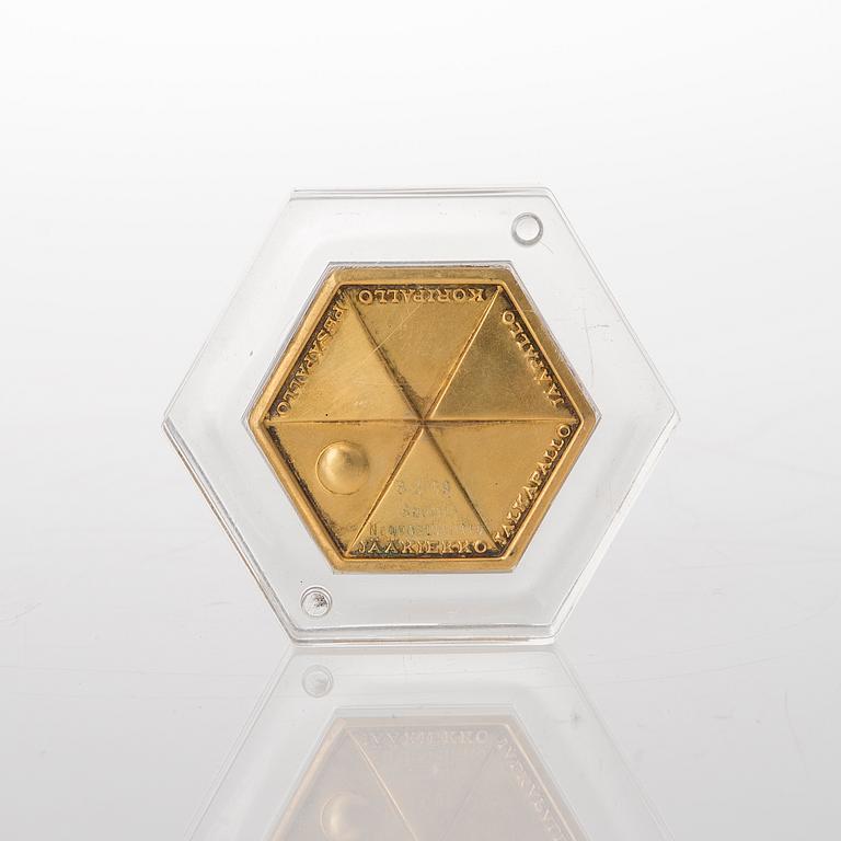 MITALI, design Eero Aarnio, kullattua hopeaa. Kultateollisuus 1968.