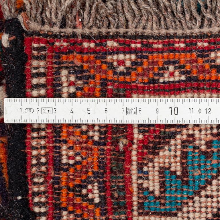 A carpet, Shiraz, ca 318 x 205 cm.