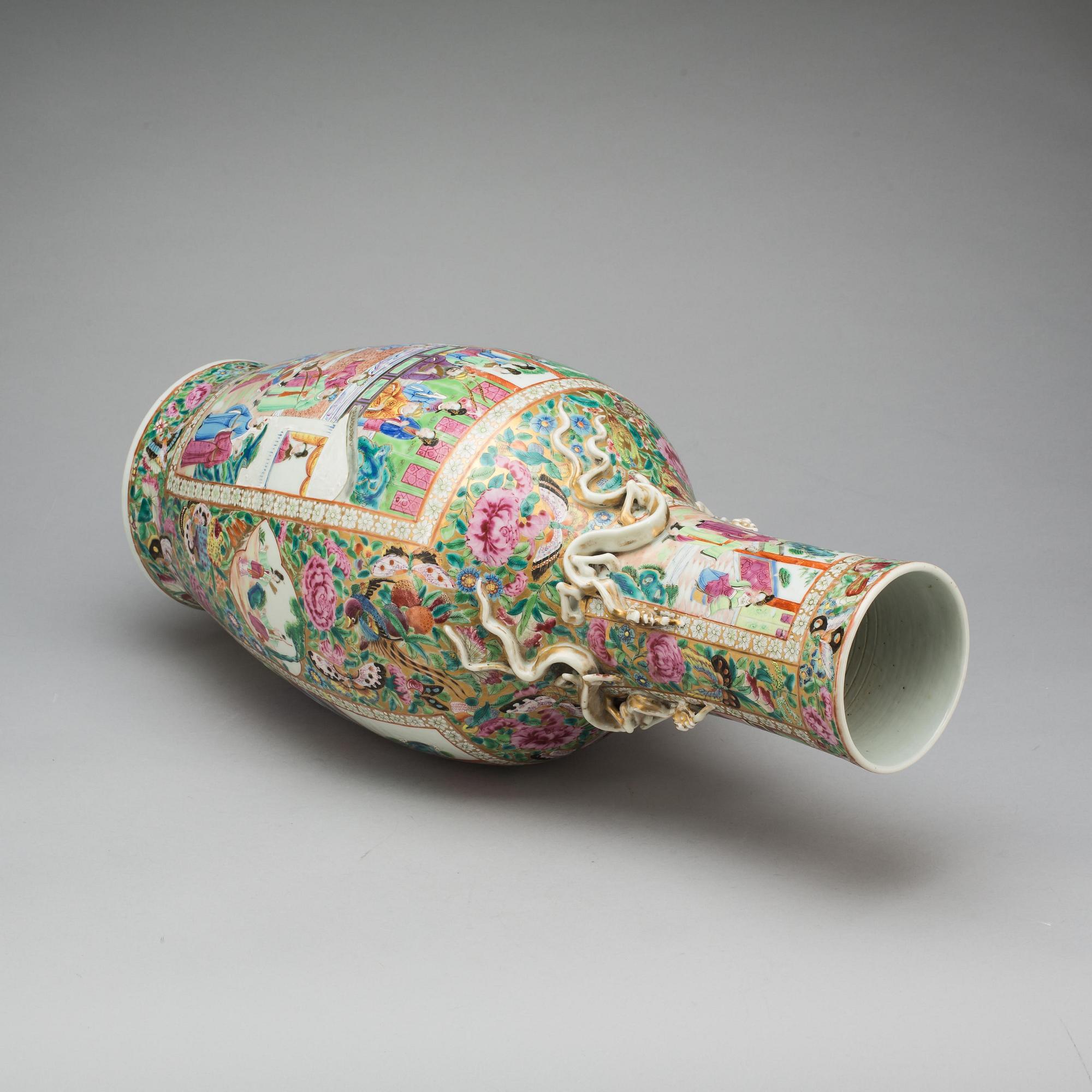 GOLVVAS, porslin. Kina. 1900-tal.