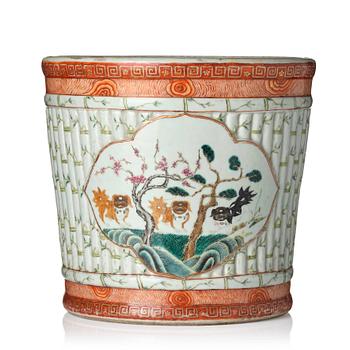 1142. A 'faux-bois' brush pot/flower pot, Qing dynasty.