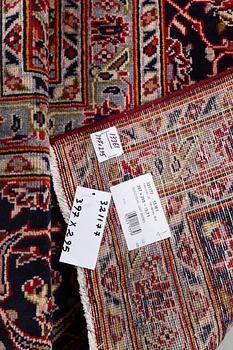 A carpet, Kashan, ca 397 x 295 cm.