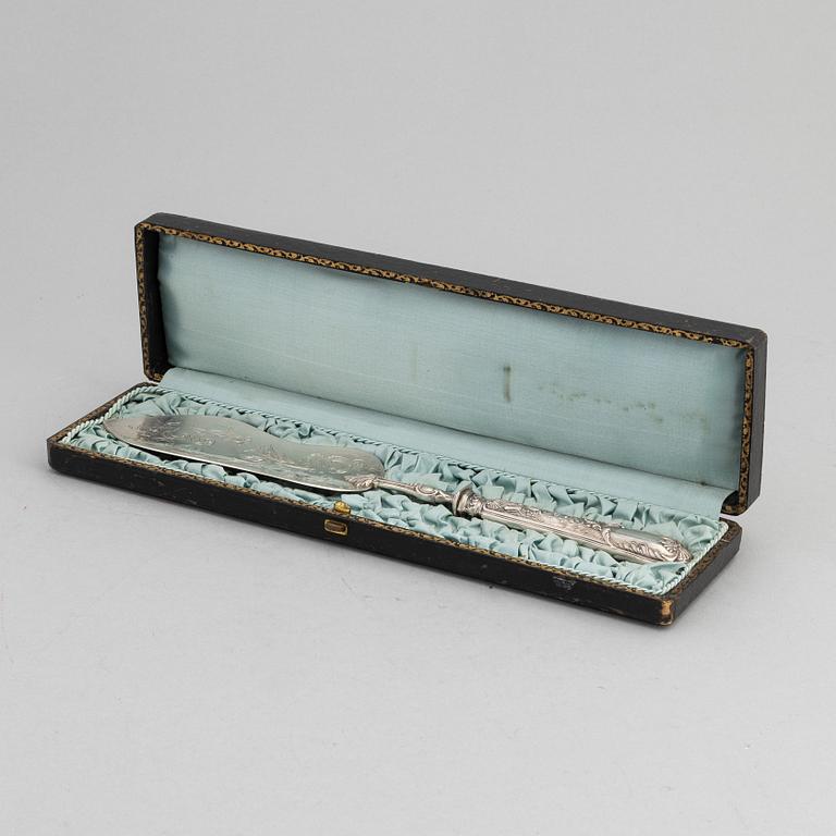 A French silver cake server, mark of Armand Fresnais, Paris (1877-1927).