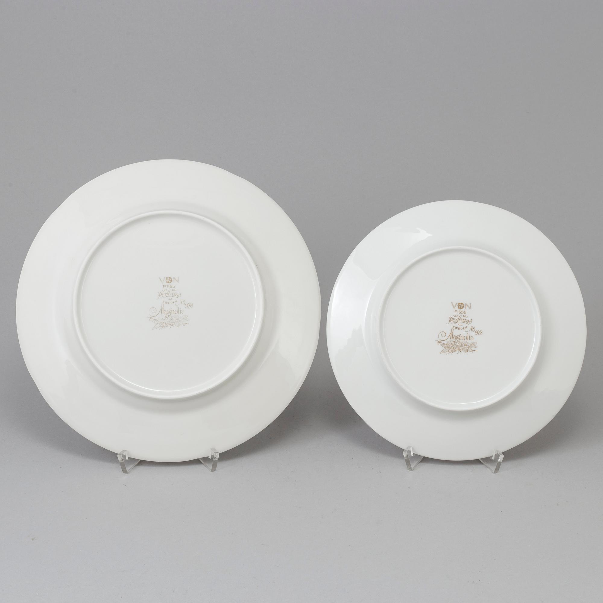 MATSERVISDELAR, 64 st, "Magnolia", porslin, design Louise Adelborg, Rörstrand.