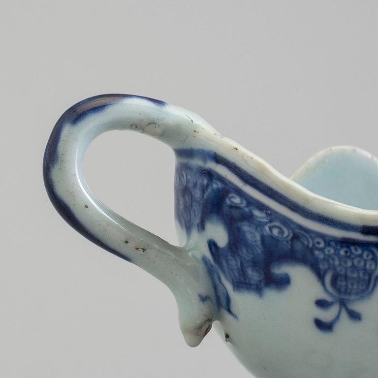 A blue and white export porcelain saucer, Qing dynasty, Qianlong (1736-95).