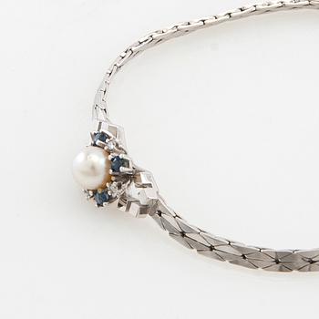 Bracelet 18K white gold with cultured pearl, round faceted sapphires and round single-cut diamonds.