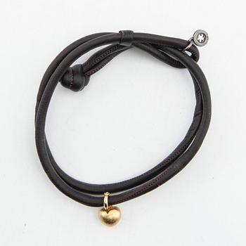 Ole Lynggaard, bracelet in leather with charm in 18k gold, "Sweet drops".