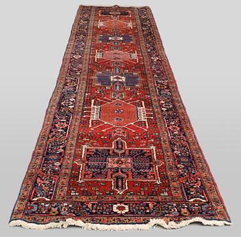 A semi-antique Heriz runner carpet, c. 482 x 104 cm.