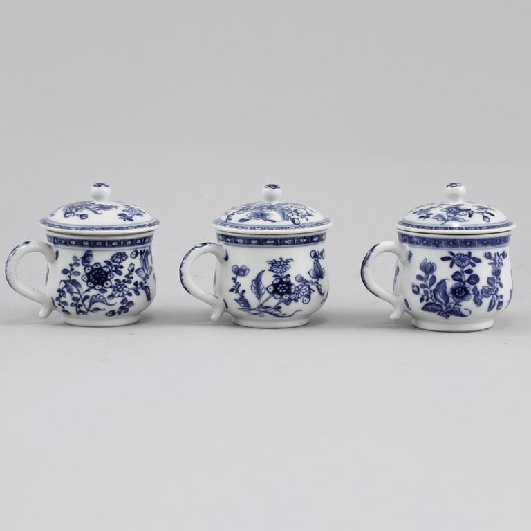 CREMÈKOPPAR, 3 st, porslin, Kina, 1700-tal.