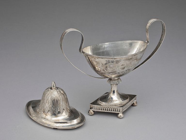 SOCKERSKÅL med LOCK, silver. Trol L.Söderström, Umeå 1824. Vikt ca 358g.