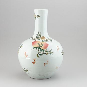 A large Chinese famille rose tianqiuping vase, modern.