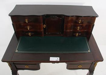 SKRIVBORD med UPPSATS. Rokokostil.