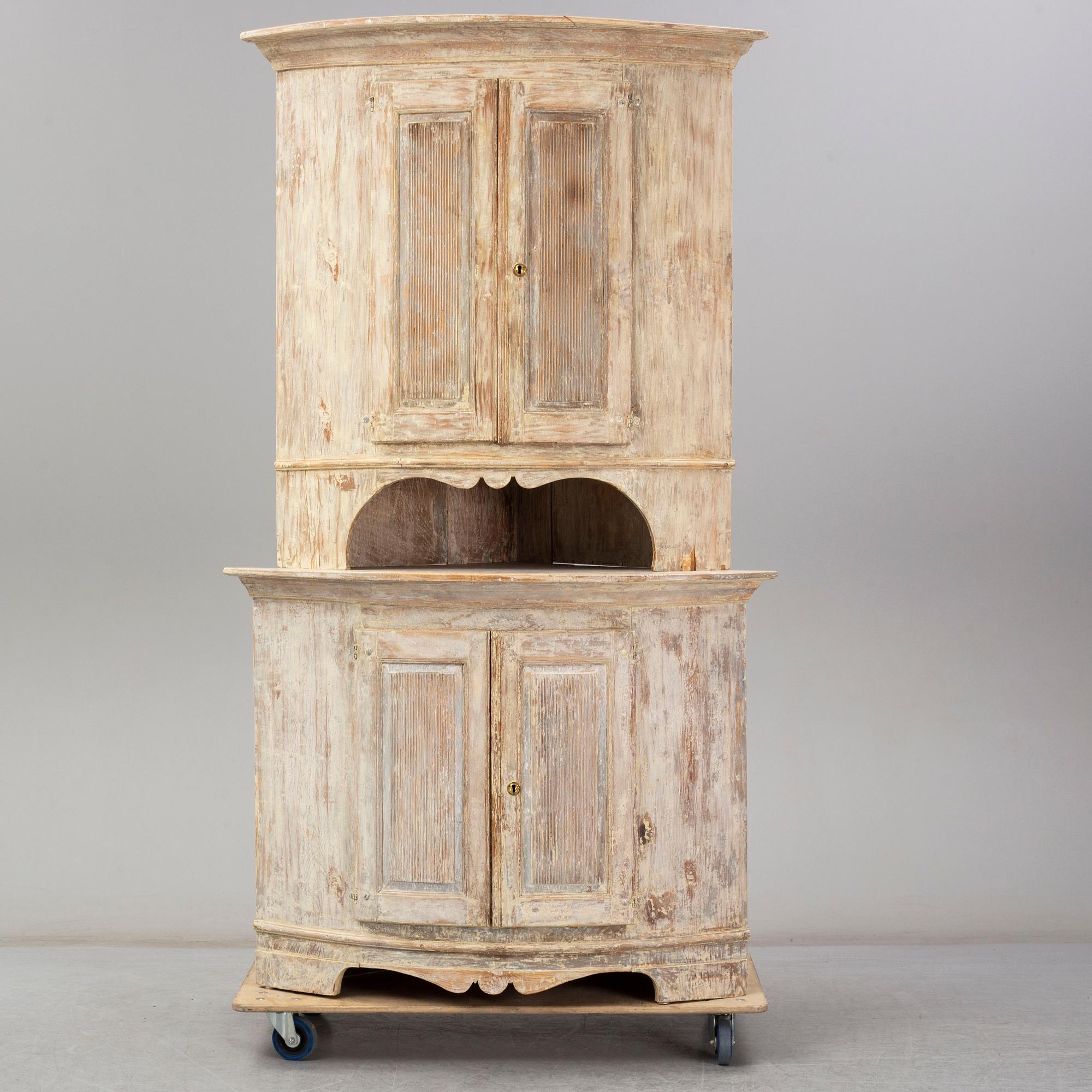 A late Gustavian corner cabinet from around year 1800.