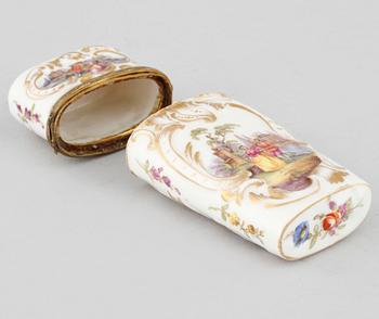 A porcelain box, 18th century.