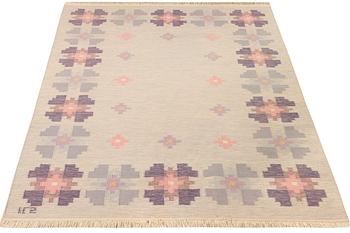 Ilsalestalon Mattolutomo, a flat weave carpet, Finland, c. 228 x 170 cm.