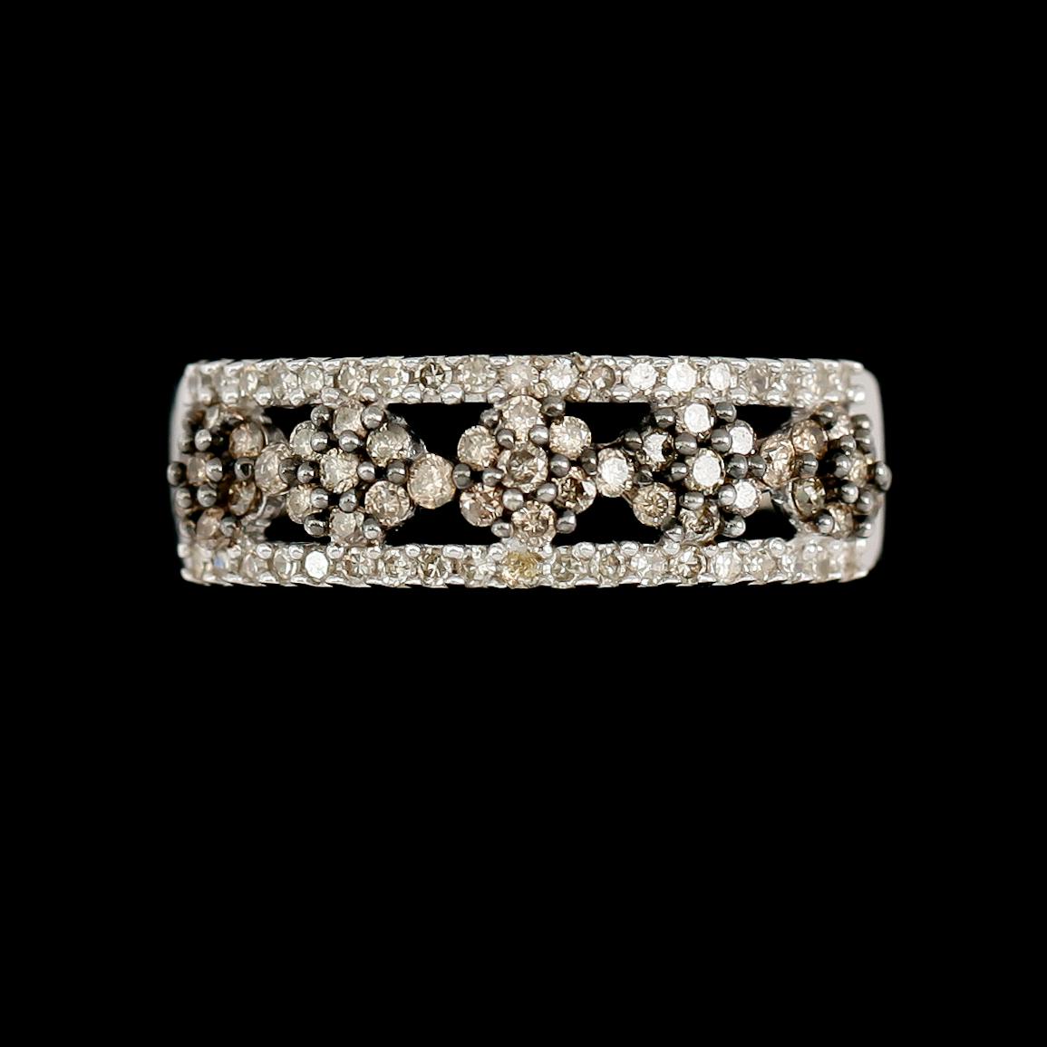 RING, 10 k vitguld, briljantslipade diamanter tot ca 0.63 ct.