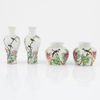 Vaser, åtta stycken, porslin. Sen Qingdynasti/1900-tal.