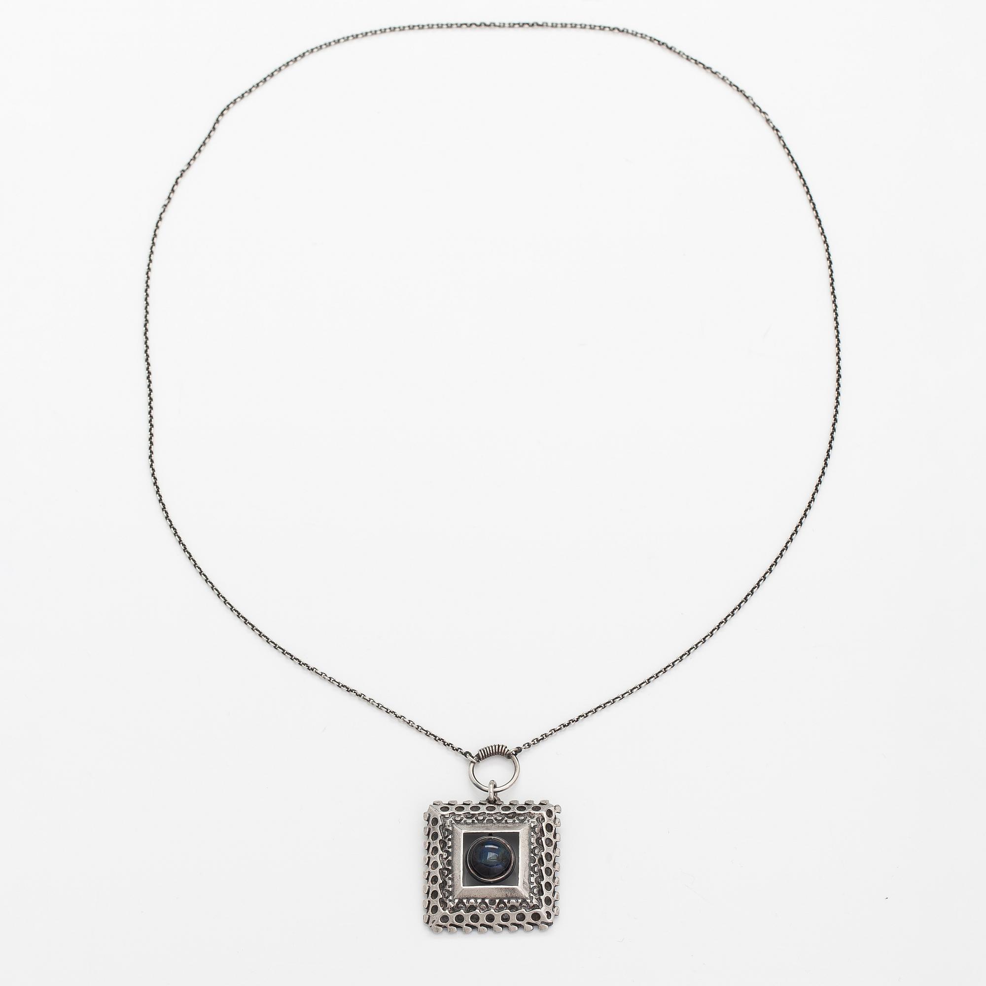 Pentti Sarpaneva, A silver necklace with a spectrolite, model 1413. Kalevala Koru, Helsinki 1968.