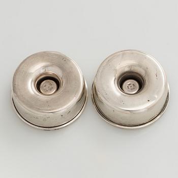 Bertel Gardberg, kynttilänjalkapari, hopeaa, "Birgitta", malli 22908, Hopeatehdas oy, Helsinki 1957.