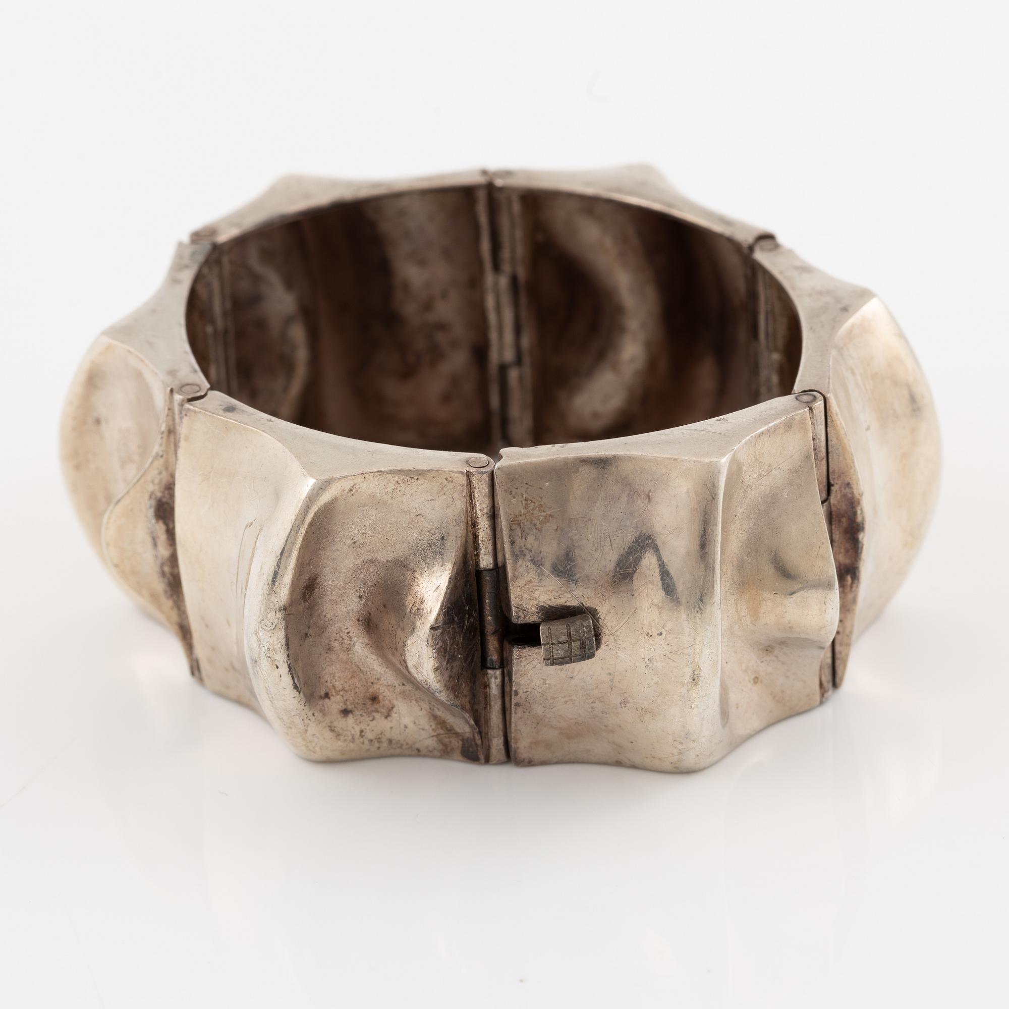 Matti Hyvärinen, armband, sterlingsilver, Sirokoru Oy 1973.