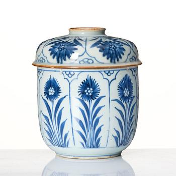 A blue and white jar with cover, Qing dynasty, Kangxi (1662-1722).