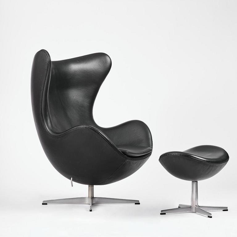 Arne Jacobsen, fåtölj med fotpall, "Ägget", Fritz Hansen, Danmark, 2001.