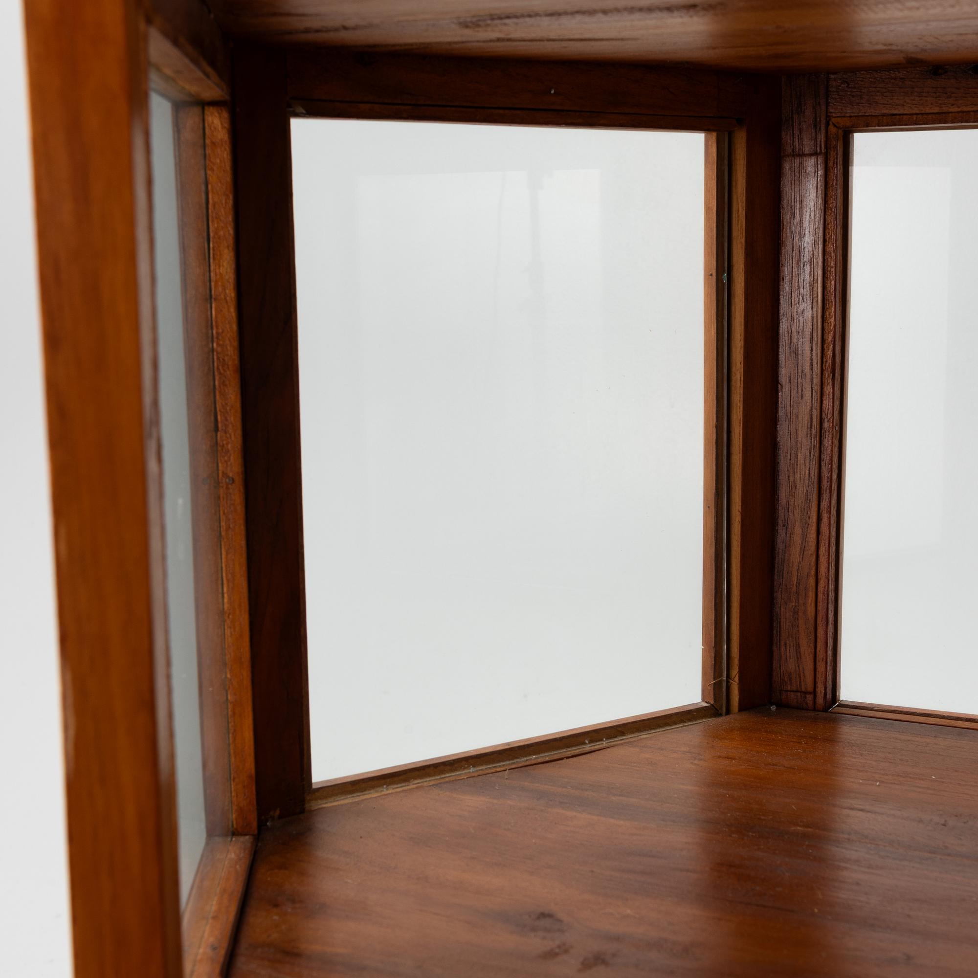 Display cabinet, 20th century.