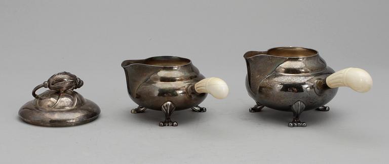 GEORG JENSEN, chokladkanna samt två st gräddkannor, "Magnolia/Blossom, Köpenhamn 1925-32 samt 1933-44,