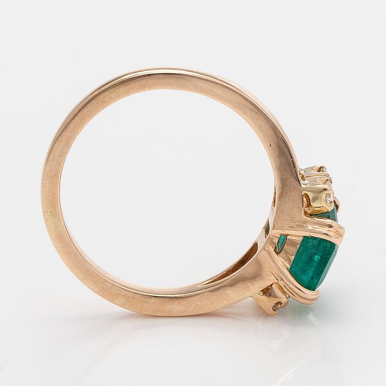 Ring, 14K guld, med smaragd och diamanter.